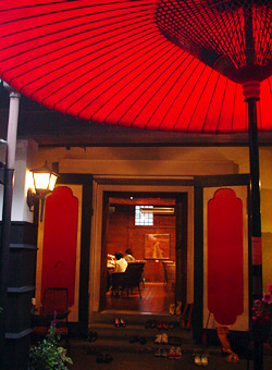 蔵前の赤い傘